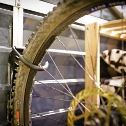 Porte-vélo Vertical Pour Les Abris Yukon, Skylight Et Rubicon – Canopia -Boutique De Jardin porte velo vertical pour les abris yukon skylight et rubicon canopia 2